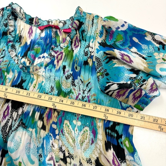 Sunny Leigh Women’s Sz L Top Blouse Shirt Blue Flowy Short Sleeve Ruffled Neck - Picture 11 of 13